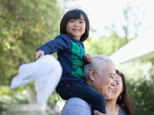 結婚・子育ての一括贈与は1000万円まで非課税に 注意点も解説