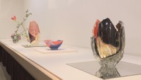 「ひびは欠点ではなく個性」独自技法で生み出されたガラス作品展 岡山市