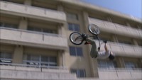 空飛ぶ自転車にびっくり!BMX日本代表選手が小学校訪問 岡山市