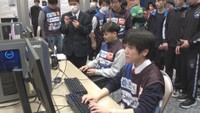 岡山市でeスポーツの企業対抗戦が開かれ熱戦を展開