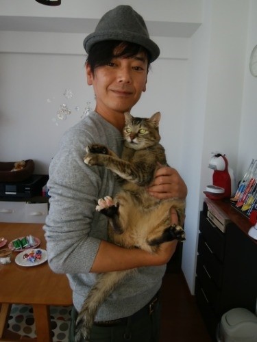 「あたし」を保護したのはカメラマンのケニア・ドイさんなの。千葉の駅舎で生まれて間もない私を見つけてくれたの