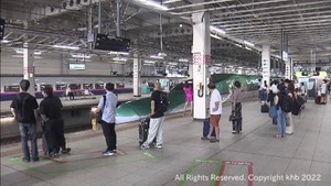 お盆休みのUターン 仙台駅の東北新幹線ホーム 午前中は目立った混雑見られず