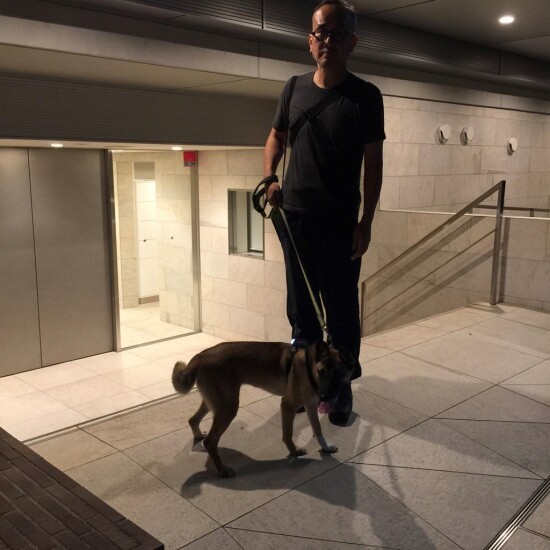 希望者さんのお家の前でパチリ。夫が寂しそう