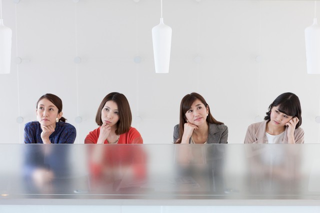 悩む女性たち