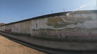 岡山刑務所を取り囲む塀 内側の絵に込められた41年前の思い