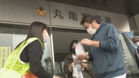 焼き芋食べて「ゆったり」運転を 香川・丸亀警察署で交通安全呼び掛け
