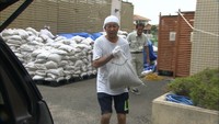 台風10号の接近に備え 豪雨被災地の真備町では住民に土のうを配布