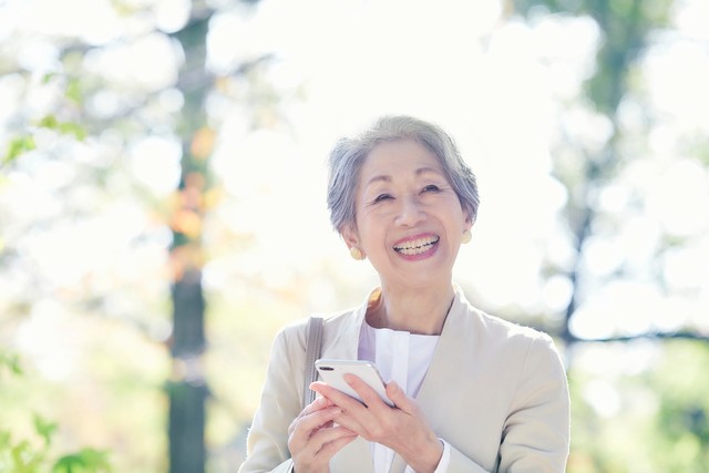 スマートフォンを持つシニア女性