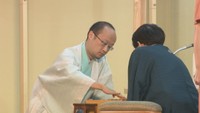 将棋日本シリーズ 渡辺明 九段と佐藤天彦 九段が対戦 ファンや親子連れら見守る 高松市