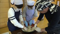 収穫したそばを味わおう 介護学ぶ短大生と地域の高齢者が交流 岡山・新見市