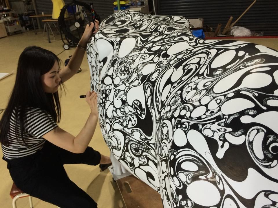「見る」だけでなく「触る」アートへ 新たな価値を生み出す点描画家の挑戦
