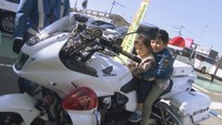子どもたちがパトカーや白バイと記念撮影 「警備の日」にちなみ商業施設でイベント 高松市