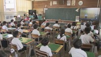 クラスメートとの再会喜ぶ 香川県の公立小中学校で始業式