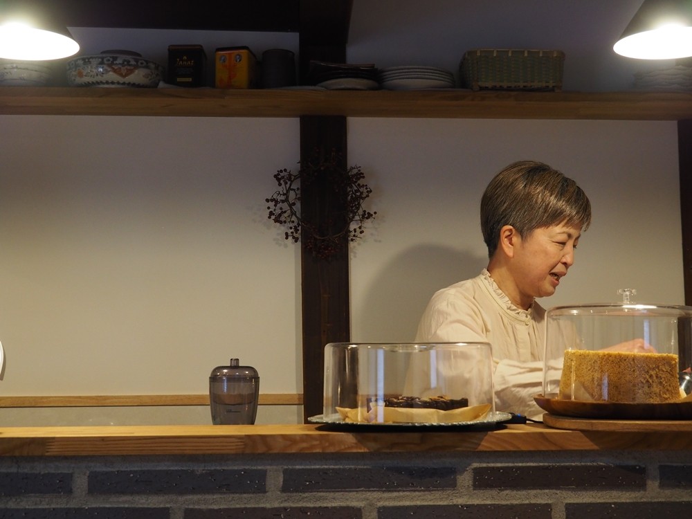”暮らし”と”お店”を両立 建物、器、置物すべてに物語がある古民家カフェ