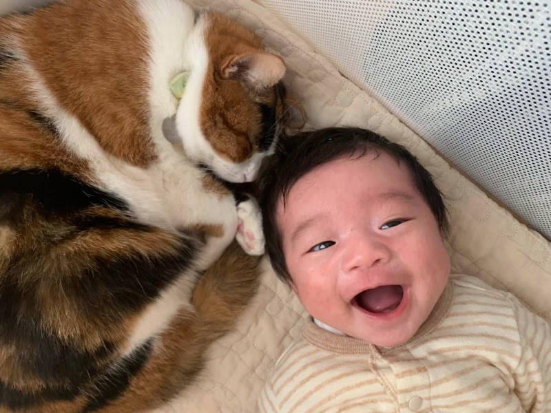 息子さんを見守るように添い寝するかぼす(あやこさん提供)