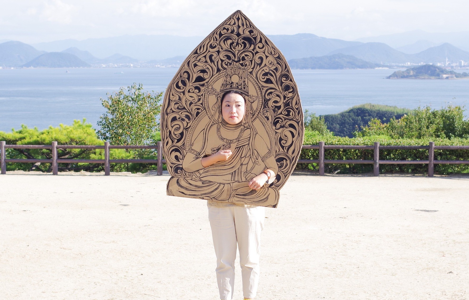 誰でも仏像に変身!? 段ボールで“仏像顔出し看板”を作るアーティスト