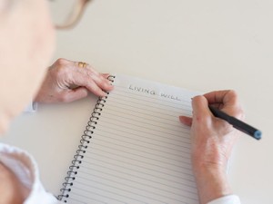 エンディングノートに書いた遺言は有効? 法的な意味合いの違いは