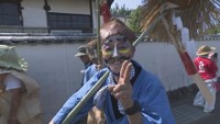 農作物の豊作を願って地域住民らが奇抜な化粧と衣装で練り歩く祭り「ひょうげ祭り」が高松市で行われる