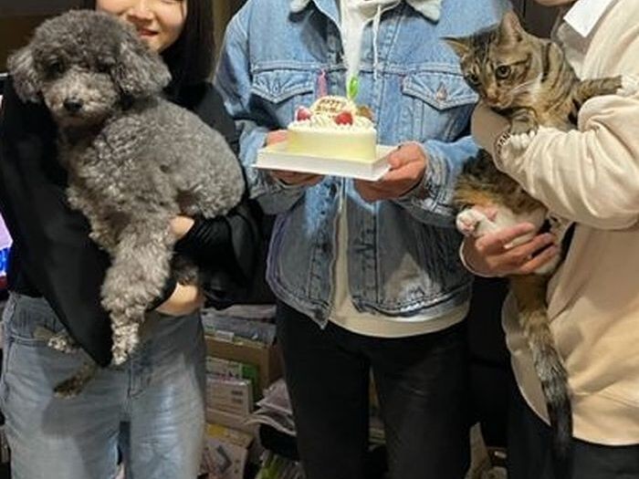 諒大君の16歳のお誕生日、幼なじみたちと茶々とレオと「おめでとう!」(慎也さん提供)