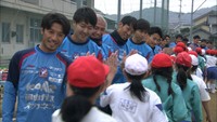 プロサッカー選手と鬼ごっこ 豪雨被災の小学校で交流イベント 岡山市