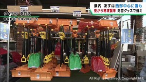 宮城県は寒気の影響で雪が降る所も 雪かき用品など需要に備える