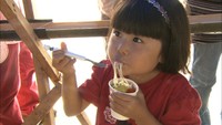 産直市場で「そうめん流し」イベント ミニトマトやマスカットも流す 高松市