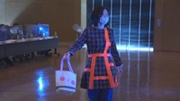 警察署員がキラリ光るファッションショー 暗い時間帯の事故防止PR 岡山市