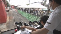 ちょこっと運転体験に子どもたち大興奮! 「路面電車まつり」 家族連れらでにぎわう 岡山