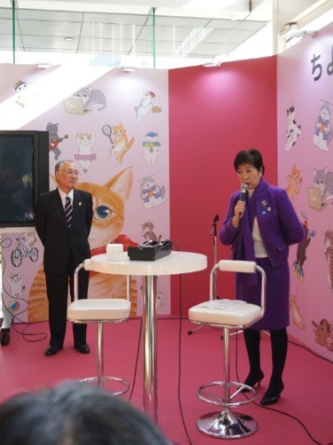 特設ステージに石川雅己千代田区長と小池百合子東京都知事。「千代田区の殺処分ゼロ8年目はすばらしい! 東京都も、犬は殺処分ゼロになっている。猫も来年にはゼロに」と小池都知事がスピーチ 撮影:内山美枝子