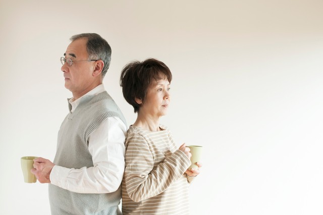 悩むシニア夫婦イメージ