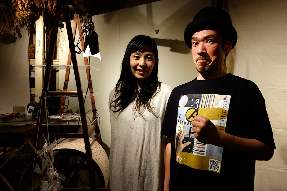 自作の映像機と楽器で魅了する「ウサギニンゲン」 新作は豊島産廃テーマに