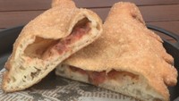 サクふわ食感、中はトロっと濃厚なイタリア生まれの揚げピザ 1日5食限定のビッグサイズも 岡山【ほっとマルシェ】
