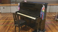 小学校で「被爆ピアノ」の演奏会 ピアノの持ち主・矢川さん「平和の尊さ考える1歩になれば」 岡山・総社市
