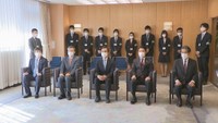 衆院選 岡山の当選者に当選証書 3区で当選した平沼さん「身が引き締まる思い」