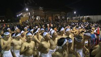 裸の男たちが激しい宝木の争奪戦 岡山市で西大寺会陽