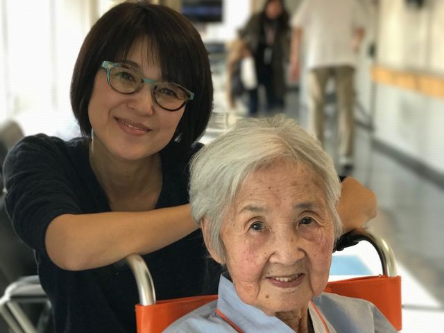大学病院で認知症の検査を受けた際の写真。元おニャン子クラブの新田恵利さん親子から笑みが漏れている=2016年11月18日撮影、提供写真