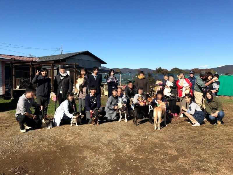 キドックススタッフや通所の若者、犬と引き取られた方、支援者の方々。学校や職場でのいじめ、家庭内不和、虐待、貧困、障害、孤独化などいくつかの問題が複雑に絡まっている状況の方が多いそう