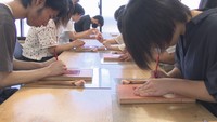 人間国宝などを講師に後継者を育成 「香川県漆芸研究所」でオープンキャンパス 実際に彫刻刀を使った体験も