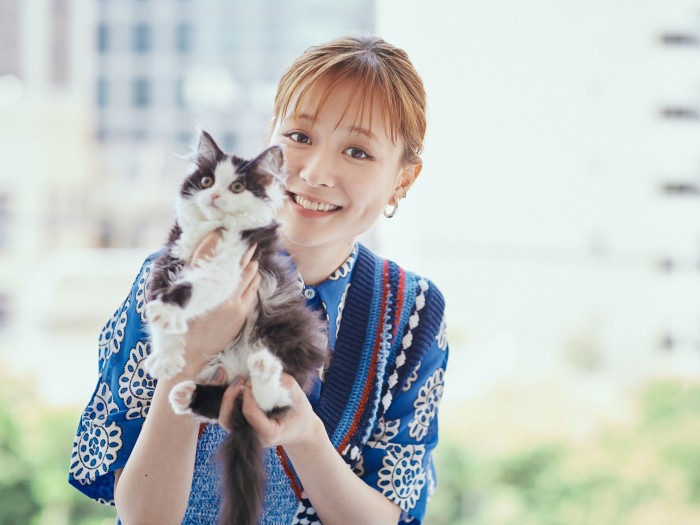 取材当日、動物プロダクションから来てくれた子猫、オセロンを抱っこして。生後3カ月のオセロンはまさに命のかたまり! いっときもじっとしてくれない!