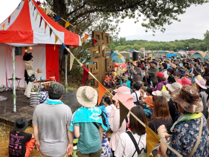 屋外でのライブの様子