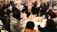 令和初の初売り 福袋求めてデパートには4000人の行列 岡山市
