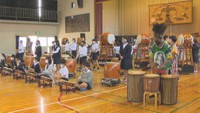 和太鼓×アフリカ楽器 小学生とプロ奏者がコラボ演奏 高松市