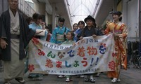和装文化の魅力を伝える「きものパレード」約130人が商店街を行進 高松市