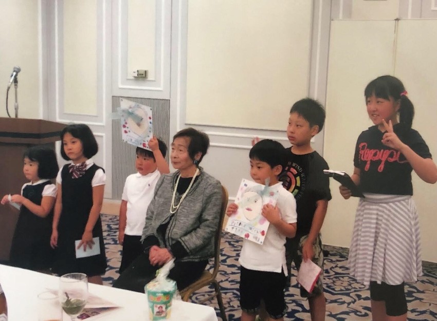 祖母の米寿のお祝いの席にて。ひ孫たちと。