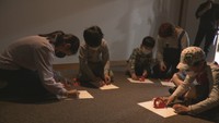 厚紙を切ったり、光を当てたり…親子で挑戦!猪熊弦一郎の小さな壁画づくり 香川県立ミュージアム