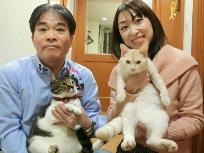 ごん太を抱く小穴さんと、栗太郎を抱く優佳さん