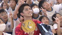 パリ五輪・競泳で5位入賞 花車優選手が母校に凱旋 児童と交流 香川・坂出市