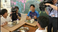 ファジアーノ岡山の選手が小学生と給食を一緒に食べ交流