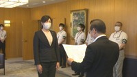 参院選・岡山選挙区で再選の小野田紀美さんに当選証書「目をそらさずに前に」