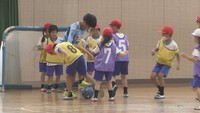 児童とサッカーで交流 カマタマーレ讃岐の選手が「ホームタウン活動」 香川